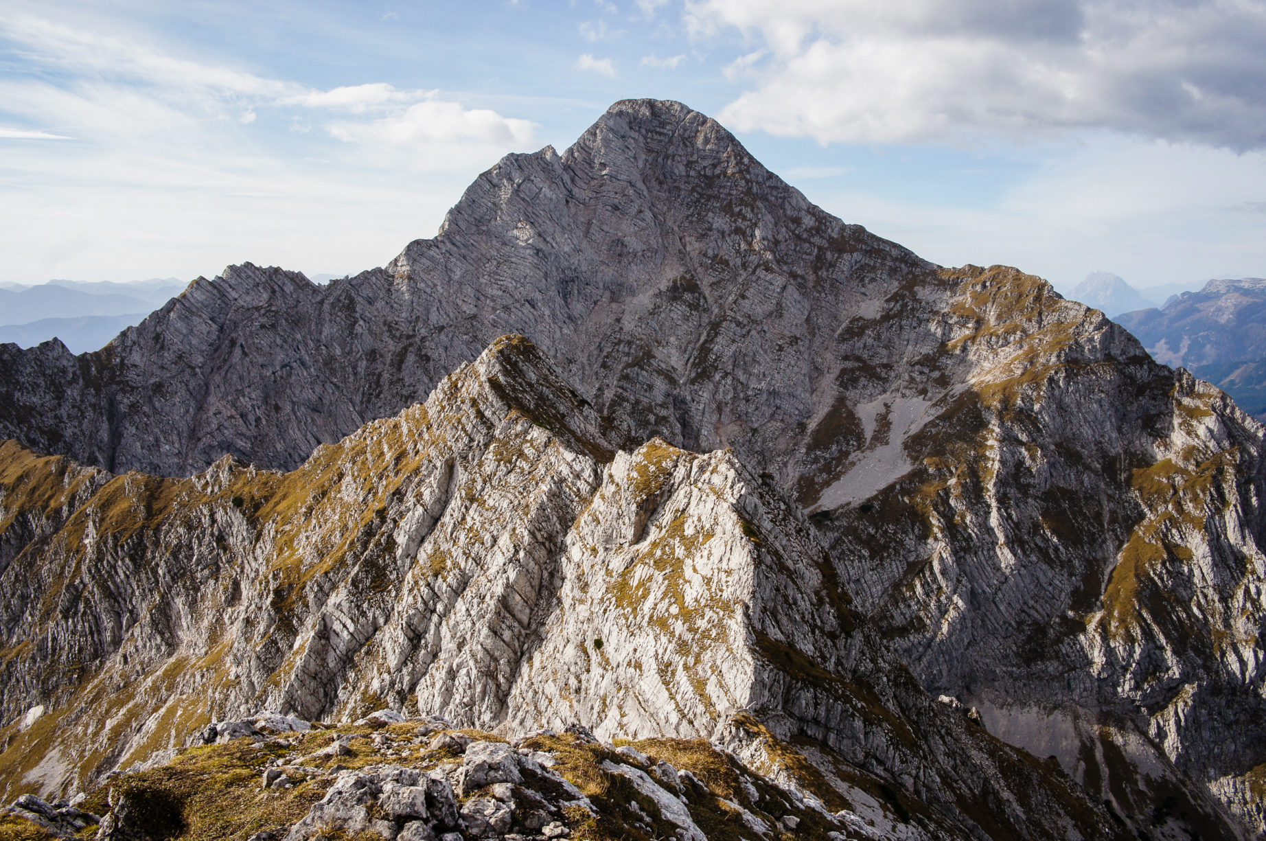 Alternativ zum erneuten Abstieg zur Gowilalm könnte man an dieser Stelle über den Grat Richtung Großen Pyhrgas weitergehen. Dieser ist aber technisch sehr anspruchsvoll und sollte nur bei optimalen Bedingungen gemacht werden.